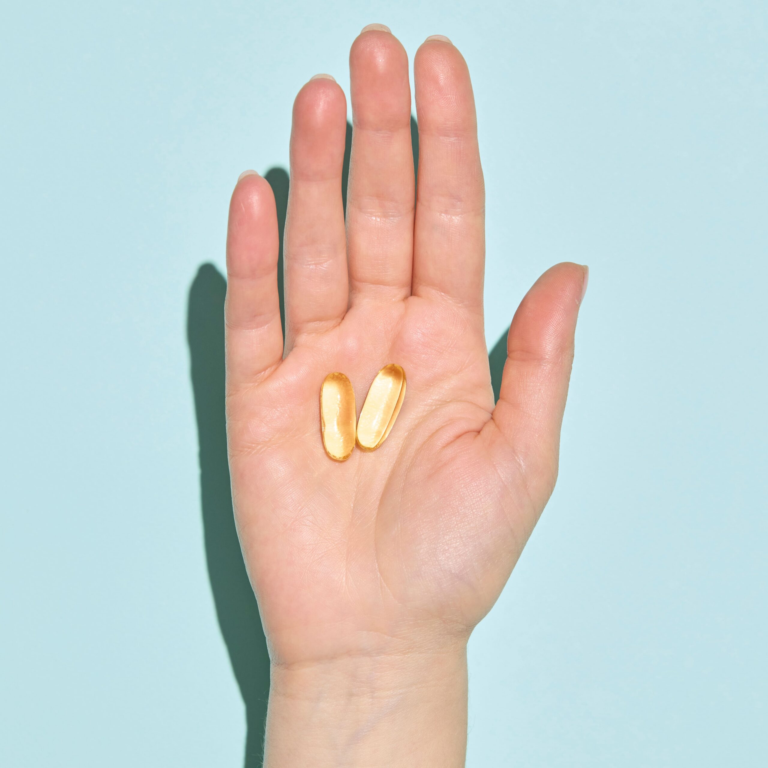 Frasco abierto con perlas de Omega 3 Extra Pure