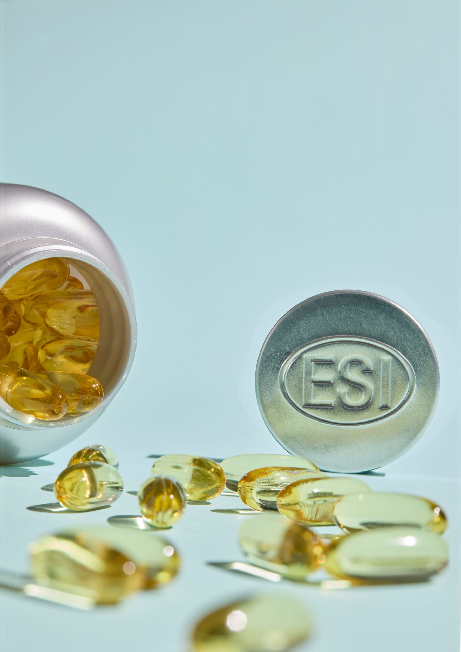 Detalle de la textura dorada de las perlas de Omega 3